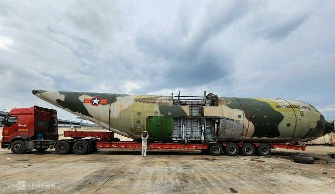 Thân máy bay C-130 dài gần 30m đặt trên chiếc xe đầu kéo siêu trường siêu trọng để đưa về Hà Nội. Ảnh: Bảo tàng Lịch sử Quân sự Việt Nam