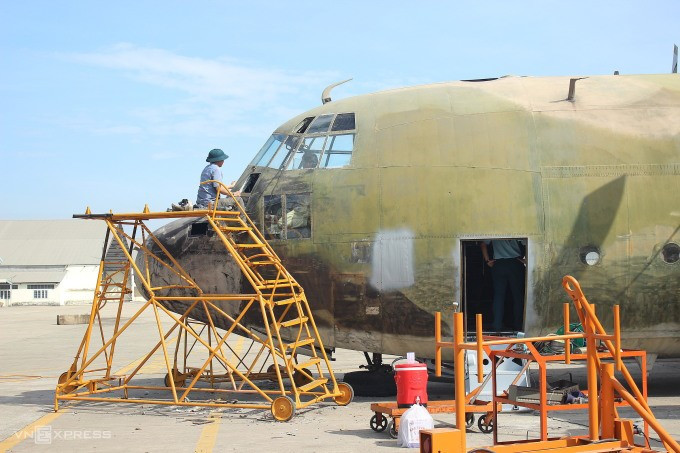 Nhân viên kỹ thuật tại Nhà máy A41 bắt đầu các bước phục hồi, sửa chữa máy bay C-130. Ảnh: Bảo tàng Lịch sử Quân sự Việt Nam