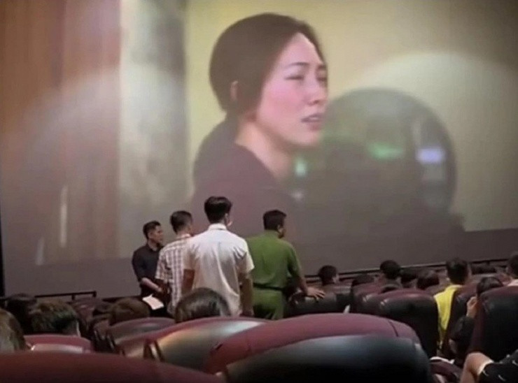 Hình ảnh công an vào rạp kiểm tra lúc khán giả xem phim 'Mai' được lan truyền trên mạng xã hội. Ảnh: MXH
