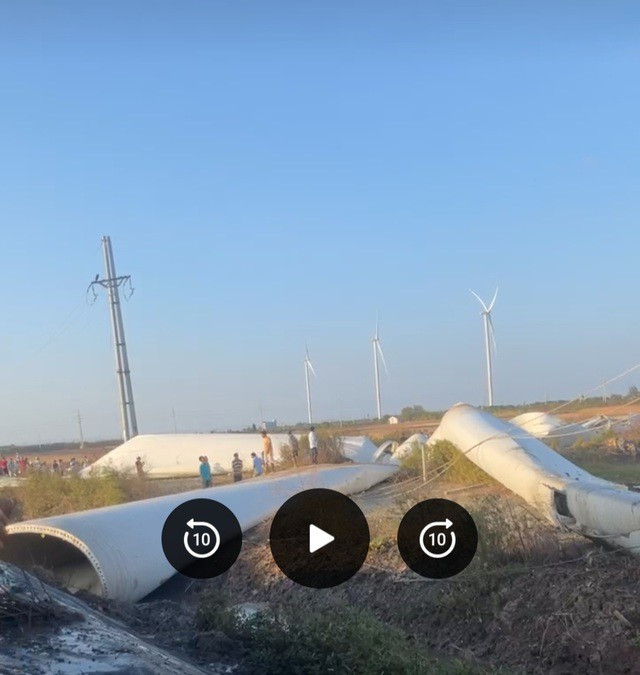 Cánh tuabin điện gió ở Bạc Liêu bị gãy rồi rơi tự do xuống đất. Ảnh: Mạng xã hội