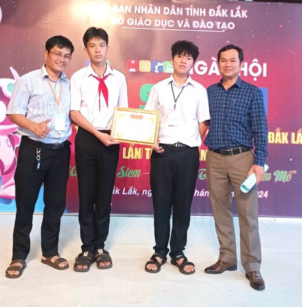 Xe cứu hộ AI của hai nam sinh lớp 9 đạt giải tại ngày hội STEM - Ảnh 3.