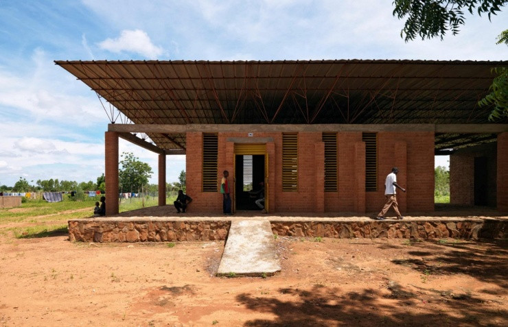 Trường Tiểu học Gando được kiến trúc sư Diébédo Francis Kéré xây dựng năm 2001. Ảnh: Enrico Cano/Kere Architecture