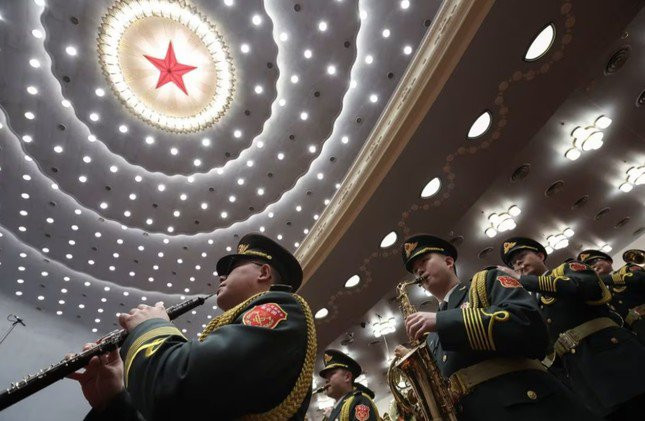 Đội quân nhạc diễn tập trước phiên khai mạc Đại hội Đại biểu nhân dân toàn quốc Trung Quốc. (Ảnh: Reuters)