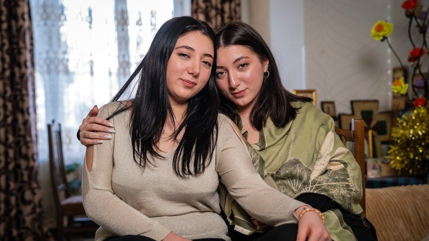 Ana (trái) và Elene phát hiện bí mật giấu kín gần 20 năm của 2 gia đình. Ảnh: ABC News