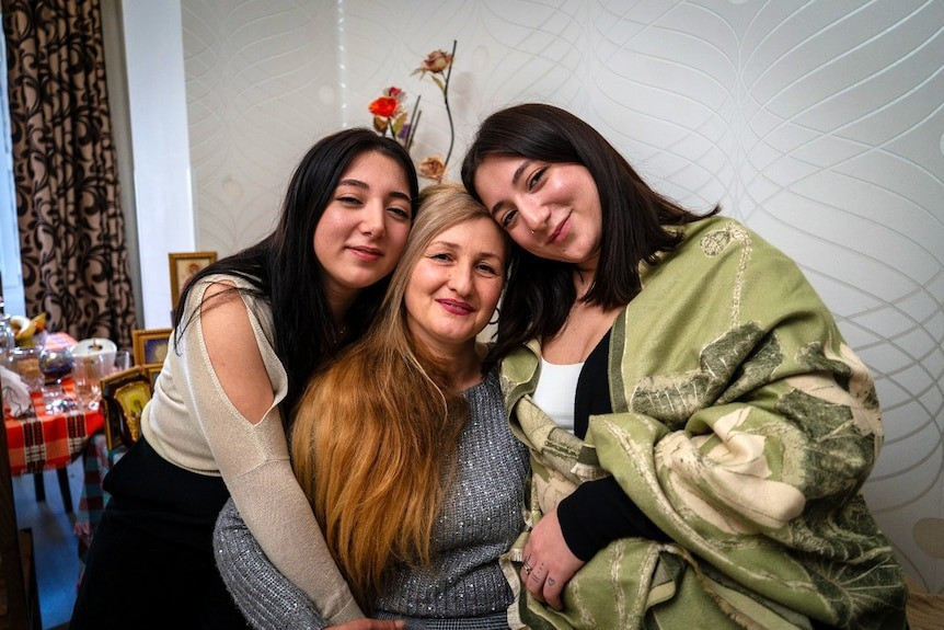Bà Patmani Parkosadze (giữa), mẹ của Ana, chụp ảnh cùng con gái và Elene (phải). Ảnh: ABC News