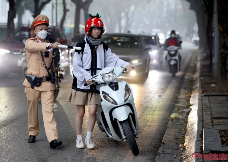 CSGT dừng xe máy do em Nguyễn Thị Thùy D. (học sinh lớp 11) điều khiển để kiểm tra.