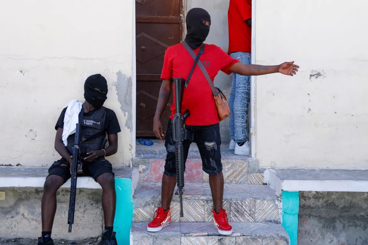 Tội phạm cầm súng ngang nhiên ra đường ở Haiti (ảnh : Al Jazeera)