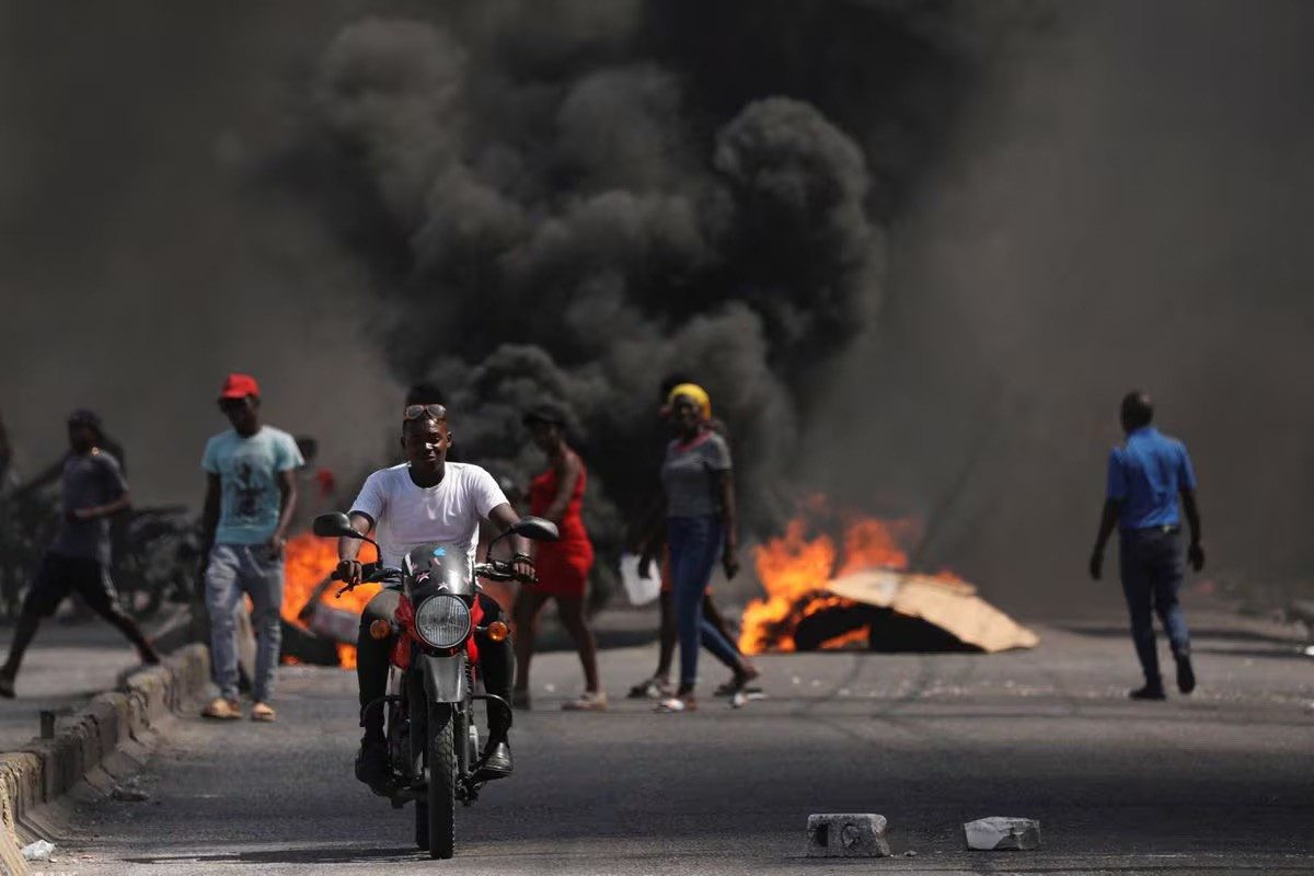 Đốt phá trên đường phố ở thủ đô Port-au-Prince (ảnh : Al Jazeera)