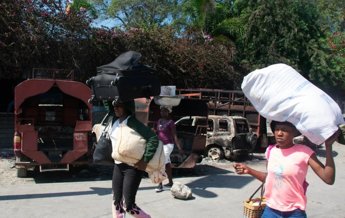 Người dân ở Port-au-Prince tìm cách sơ tán (ảnh : Al Jazeera)