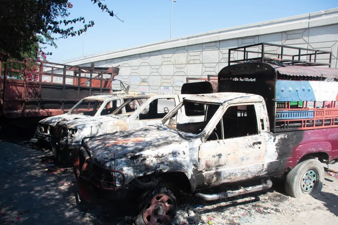 Xe của lực lượng an ninh Haiti bị tội phạm thiêu rụi (ảnh : Al Jazeera)