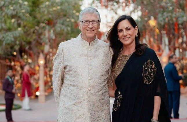 Bill Gates và Paula Hurd tại bữa tiệc xa hoa của Ấn Độ.