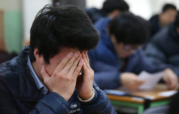 Kỳ thi khốc liệt nhất của Hàn Quốc: Sĩ tử chỉ ngủ 4 tiếng/ngày, uống thuốc trầm cảm để giảm áp lực ôn thi - Ảnh 3.