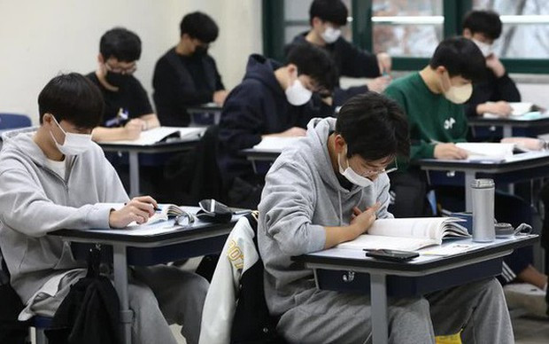 Kỳ thi khốc liệt nhất của Hàn Quốc: Sĩ tử chỉ ngủ 4 tiếng/ngày, uống thuốc trầm cảm để giảm áp lực ôn thi - Ảnh 1.
