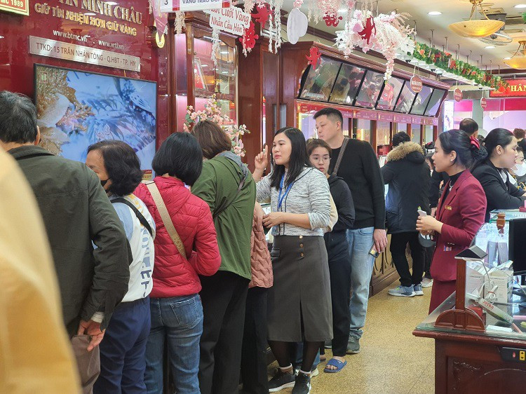 Người dân chen chân mua bán tại một cửa hàng kinh doanh vàng tại Hà Nội trong những ngày giá vàng cao nhất lịch sử.