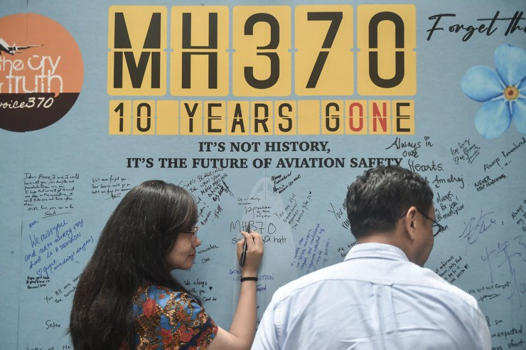 Người thân của các hành khách trên máy bay MH370 mong mỏi một câu trả lời thỏa đáng.