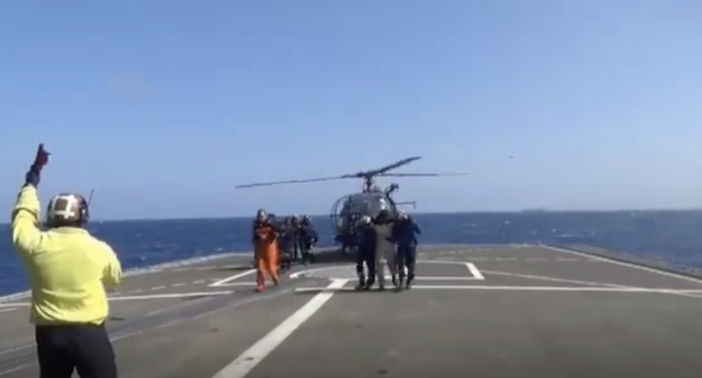 Các thuyền viên được tàu của Hải quân Ấn Độ hỗ trợ, sơ tán đến Djibouti. Ảnh chụp màn hình video của Hải quân Ấn Độ