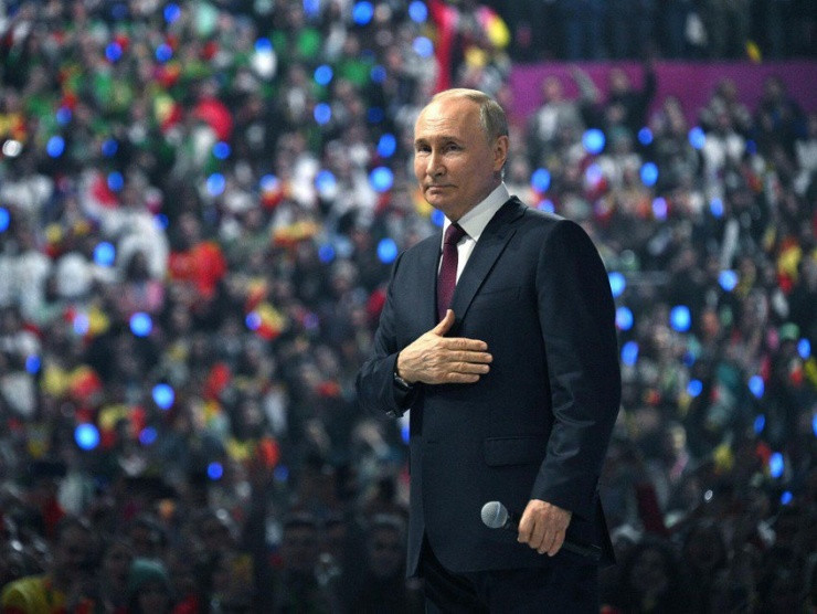 Tổng thống Nga Vladimir Putin nói về vị thế nước Mỹ, khả năng Nga quay lại G7 cùng loạt vấn đề lưu ý, tại Lễ hội Thanh niên Thế giới. Ảnh: SPUTNIK
