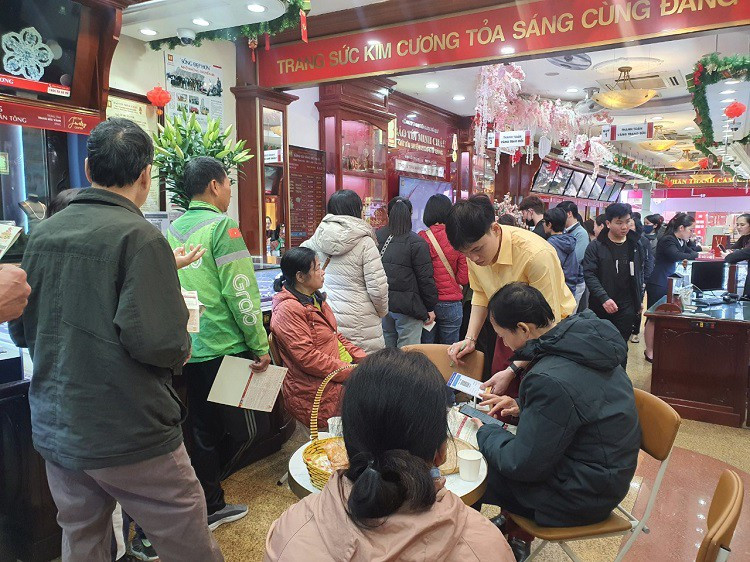 Hàng trăm người xếp hàng mua bán tại cửa hàng vàng lớn trên phố Trần Nhân Tông.