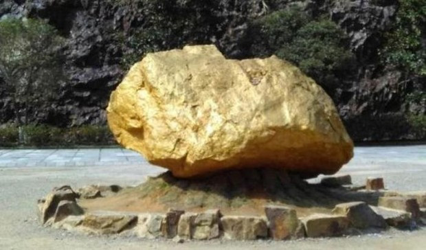 “Khối đá” trị giá hơn 41.000 tỷ đồng được giám sát 24/24 ở Trung Quốc: Nặng đến 45 tấn, phát sáng bất thường, là kho báu lộ thiên nhiều người ao ước - Ảnh 1.