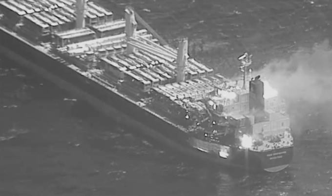 Hình ảnh tàu M/V True Confidence sau khi bị Houthi tập kích do quân đội Mỹ công bố. Ảnh: X/CENTCOM