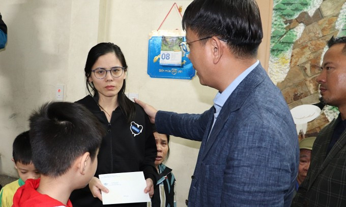 Lãnh đạo Cục Hàng hải Việt Nam thăm hỏi, động viên vợ anh Đặng Duy Kiên và gia đình. Ảnh: Cục Hàng hải Việt Nam