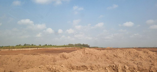 Hàng ngàn ha đất trong khu vực dự án sân bay đã được san ủi dễ phát sinh bụi trong mùa khô