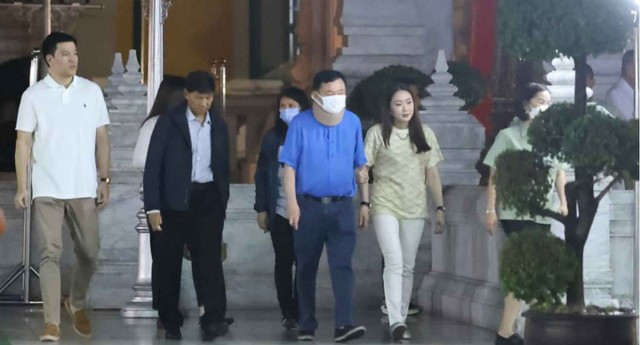 Cựu Thủ tướng Thaksin Shinawatra đã đến viếng Đền City Pillar Shrine ở thủ đô Bangkok – Thái Lan vào sáng 14-3. Ảnh: Bangkok Post