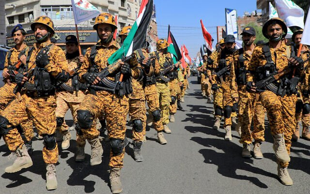 Lực lượng Houthi tuần hành bày tỏ sự ủng hộ người Palestine hôm 15/10/2023.