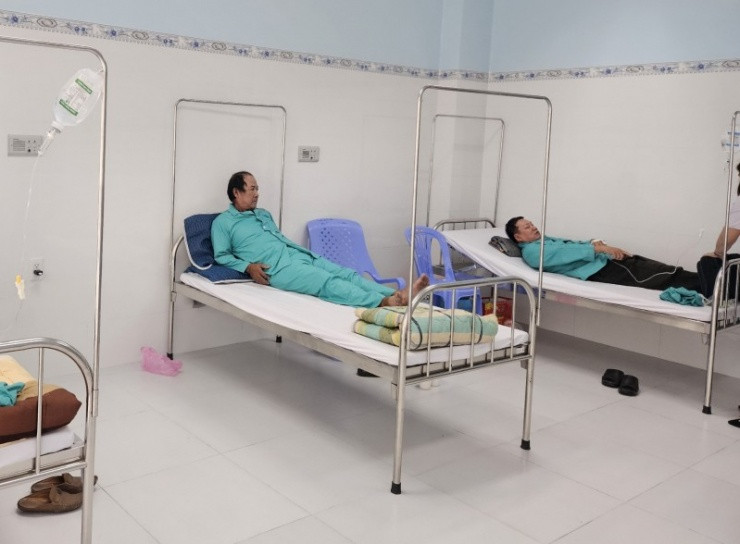 Bệnh nhân nghi ngộ độc thực phẩm từ quán cơm gà Trâm Anh đang điều trị tại Bệnh viện Đa khoa Yersin Nha Trang.