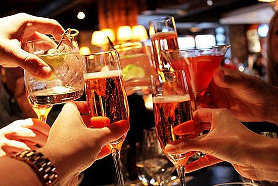Nếu uống rượu quá nhiều và kéo dài liên quan đến tăng nguy cơ tim mạch, tăng huyết áp và đột quỵ.