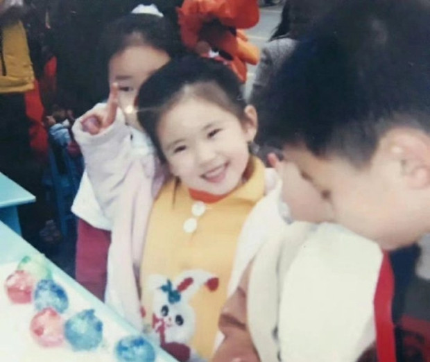 Netizen đào lại loạt ảnh thời đi học của Triệu Lộ Tư: Hóa ra ngoan - xinh - yêu từ bé, đã thế còn giỏi kinh doanh - Ảnh 4.