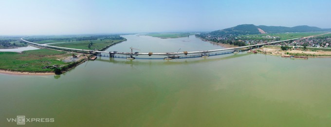 Cầu Hưng Đức (ảnh chụp bằng kỹ thuật panorama) dài gần 4,1 km, bắc qua sông Lam, nối huyện Hưng Nguyên, tỉnh Nghệ An với huyện Đức Thọ, tỉnh Hà Tĩnh. Ảnh: Đức Hùng