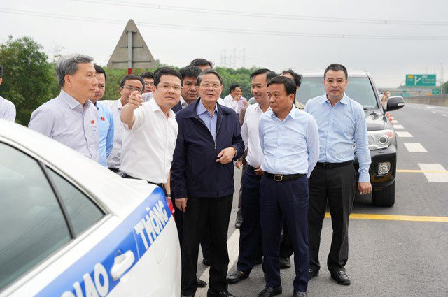 Đoàn giám sát chuyên đề của Quốc hội khảo sát trên tuyến cao tốc Cam Lộ - La Sơn