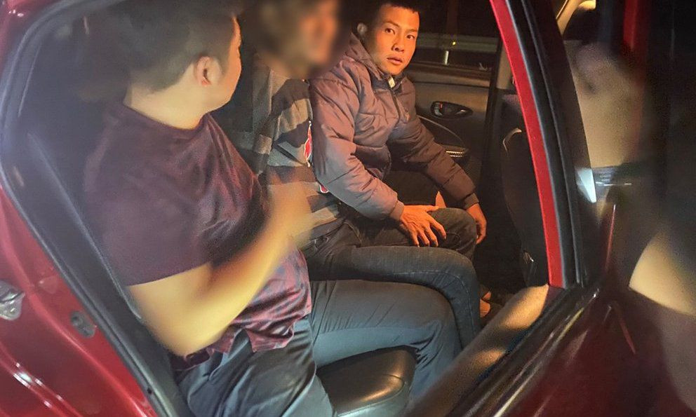 Lâm Đồng: Khống chế nam thanh niên lao vào xe ô tô đòi tự tử - 1