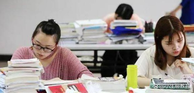 Đậy nắp bút lại được không? - lời nhắc nhở trong phòng học khiến nữ sinh đỏ mặt, netizen chia phe tranh cãi - Ảnh 1.