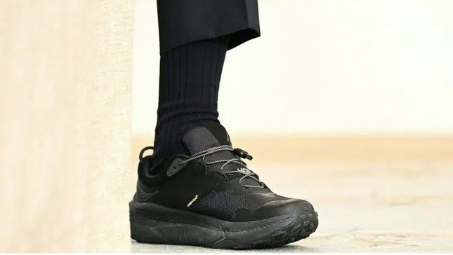 Đôi giầy mới của ông Biden là sản phẩm của Hoka. (Ảnh: Getty)
