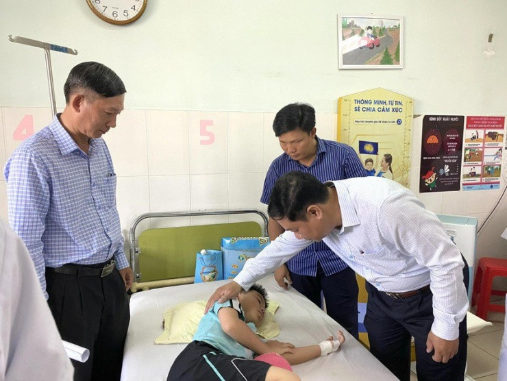 Lãnh đạo Sở Y tế Khánh Hòa thăm hỏi các bệnh nhân trong vụ ngộ độc. Ảnh: TL