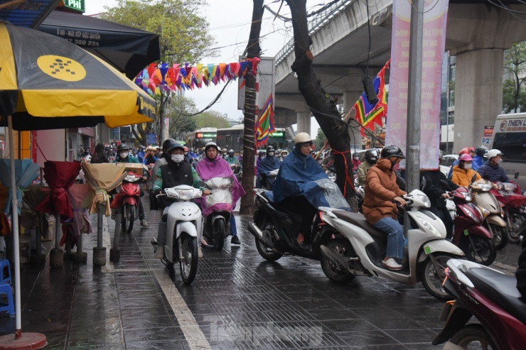 Nhiều tuyến đường Hà Nội ùn tắc hàng tiếng đồng hồ sau cơn mưa lớn kéo dài từ đêm - 8