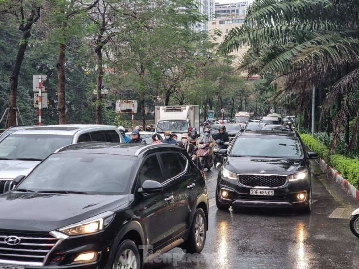 Nhiều tuyến đường Hà Nội ùn tắc hàng tiếng đồng hồ sau cơn mưa lớn kéo dài từ đêm - 12