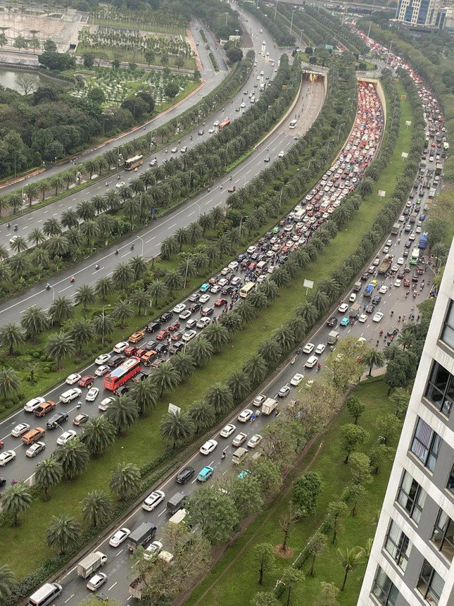 Hình ảnh ùn tắc nghiêm trọng trên đại lộ Thăng Long được người dân ghi lại.