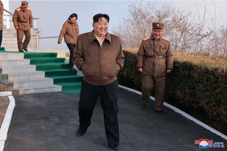 Ông Kim Jong Un trong lần giám sát cuộc thử nghiệm động cơ nhiên liệu rắn ngày 19/3. Ảnh: KCNA