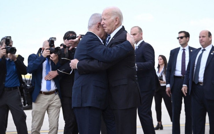 Ông Netanyahu chào đón ông Biden trong cuộc gặp hồi tháng 10-2023. Ảnh: AFP