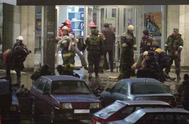 Lực lượng đặc nhiệm đưa con tin ra ngoài sau vụ đột kích khống chế quân khủng bố trong nhà hát Dubrovka năm 2002