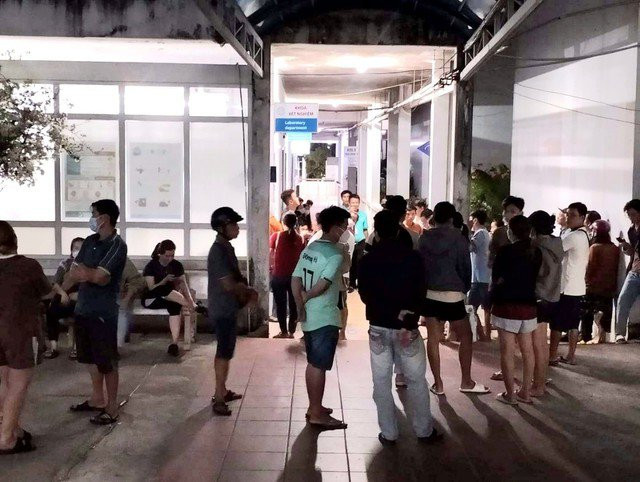 Hàng trăm người túc trực suốt đêm tại Trung tâm Y tế TP Phú Quốc để chờ xét nghiệm, hiến máu cứu sản phụ M.