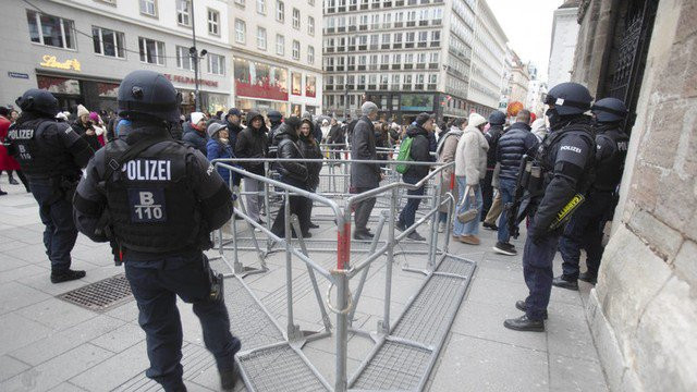 Cảnh sát Áo bảo vệ Nhà thờ St. Stephen trước nguy cơ tấn công khủng bố ở thủ đô Vienna hồi tháng 12-2023. Ảnh: Global Look Press