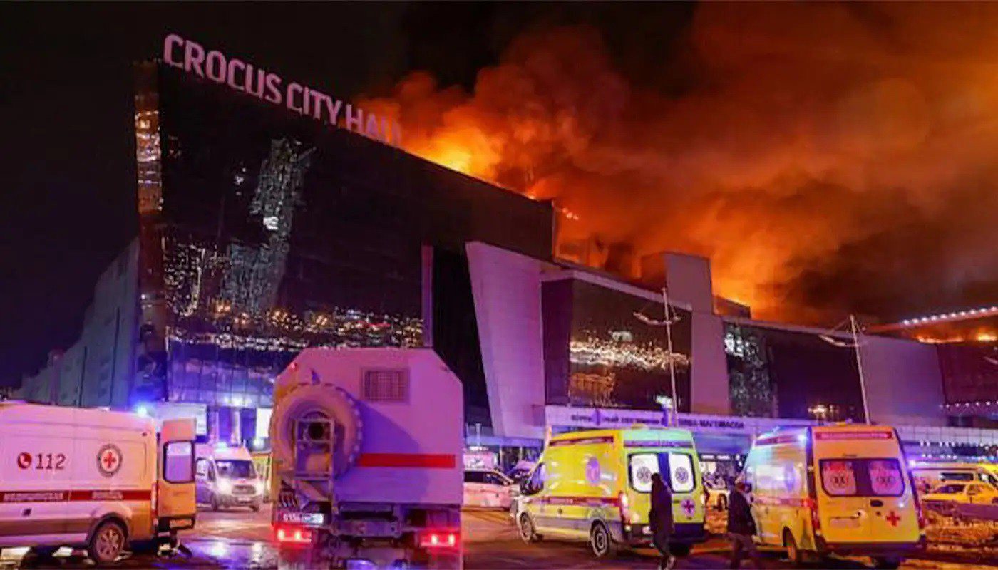 Tòa nhà Crocus City Hall bốc cháy dữ dội (ảnh: RT)
