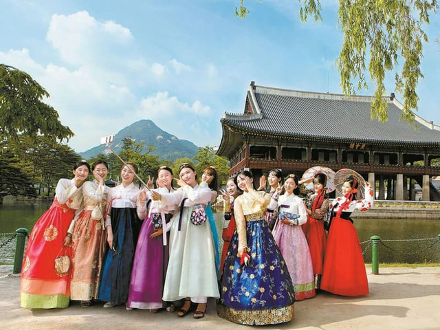 Sinh viên học ngành Ngôn ngữ Hàn có thể làm hướng dẫn viên du lịch (Ảnh: TL)