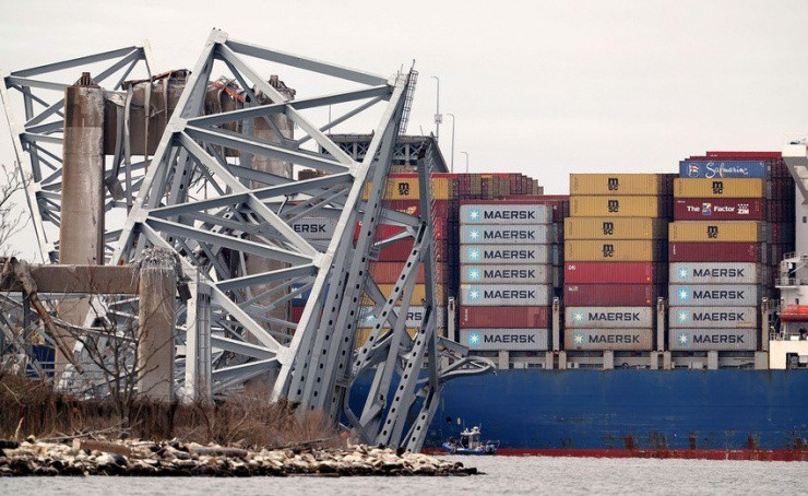 Góc chụp khác về tàu container Dali đâm sập cầu Francis Scott Key ngày 26-3. Ảnh: GETTY IMAGES