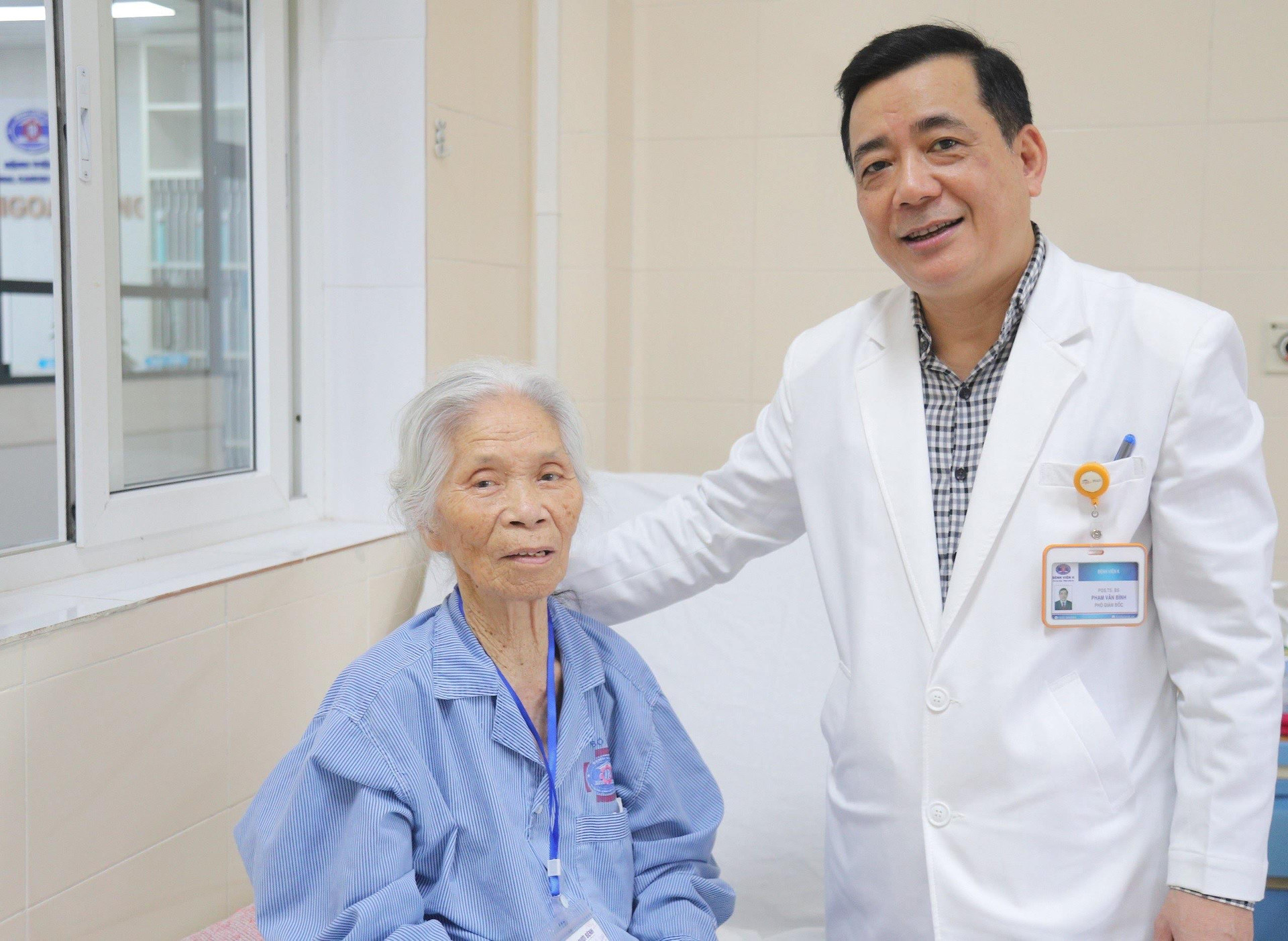 PGS.TS Phạm Văn Bình, Phó Giám đốc chuyên môn, Trưởng khoa Ngoại bụng I, Bệnh viện K thăm khám cho bệnh nhân. 