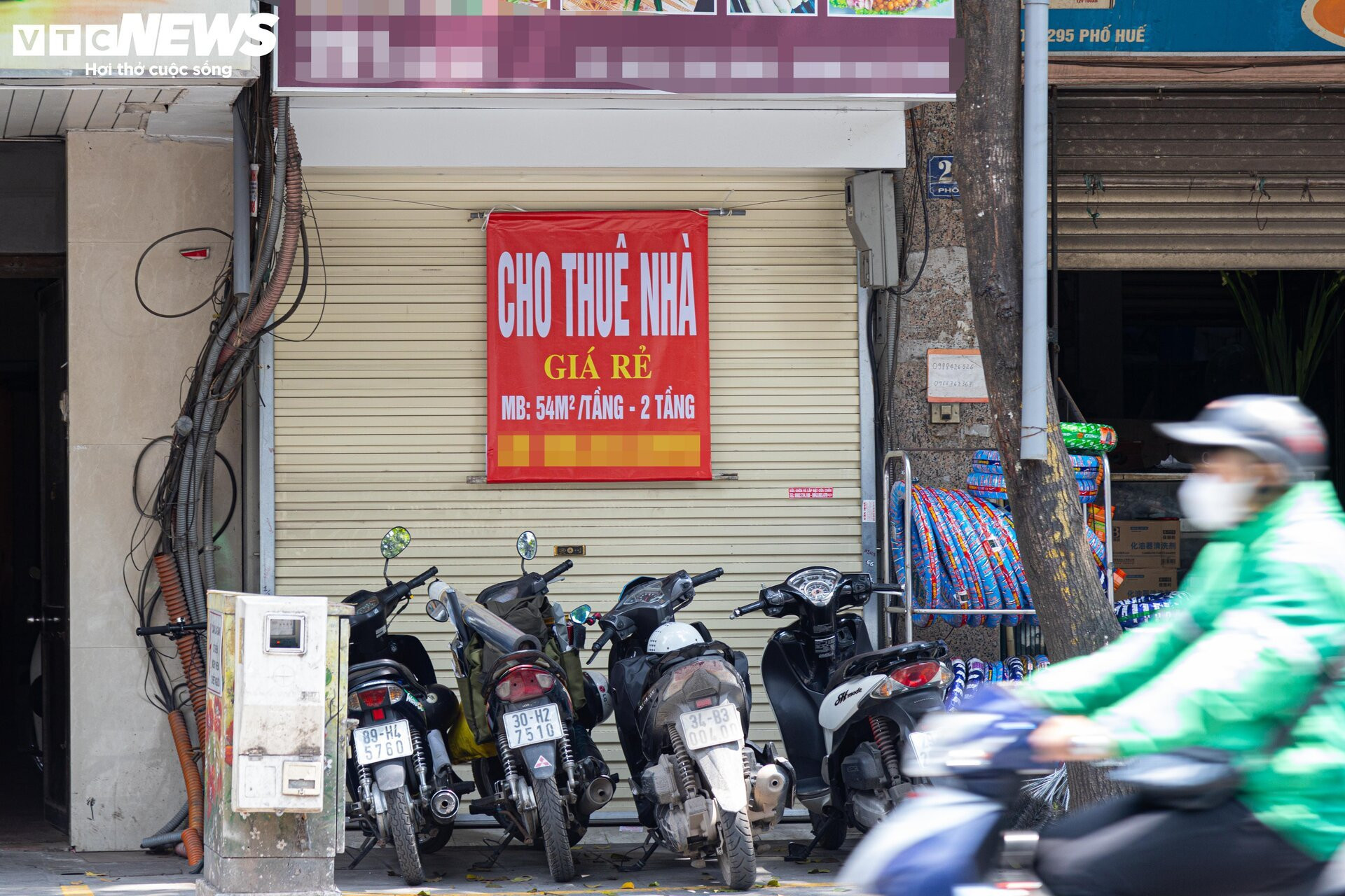 Hàng chục cửa hàng trên đất vàng phố Huế, Hà Nội đóng cửa, treo biển cho thuê - 4